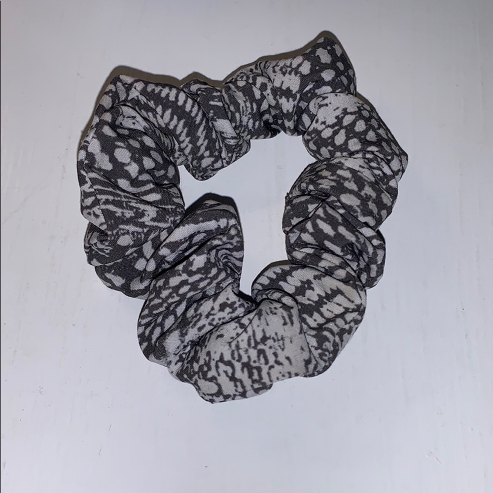 BLACK AND WHITE LULULEMON SCRUNCHIES